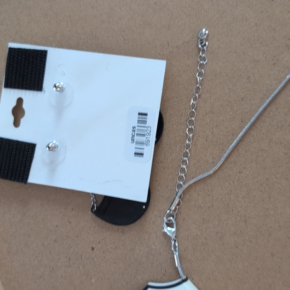 Black and Silver Geometric Necklace & Earrings set - Picture 5 of 5